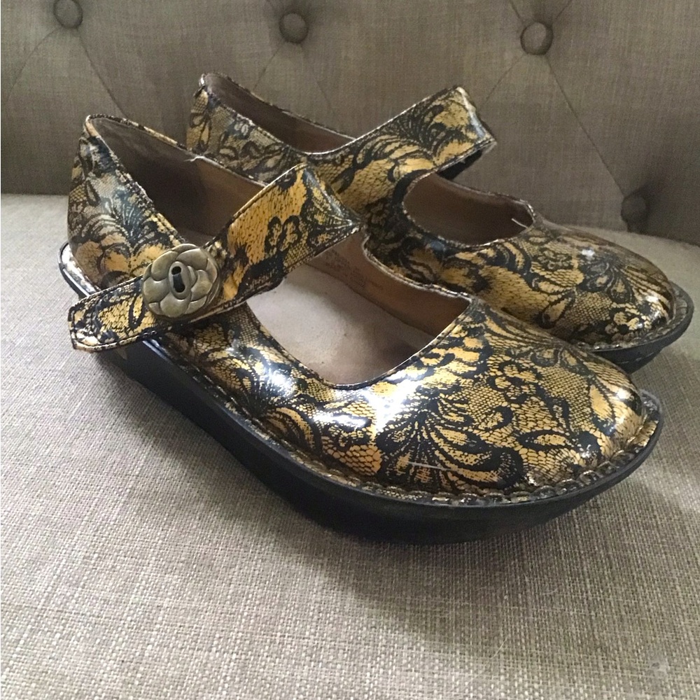 Alegria Golden Floral Embossed Patent Leather Mary Jane Clogs Sz 37 / 7  Pal-324